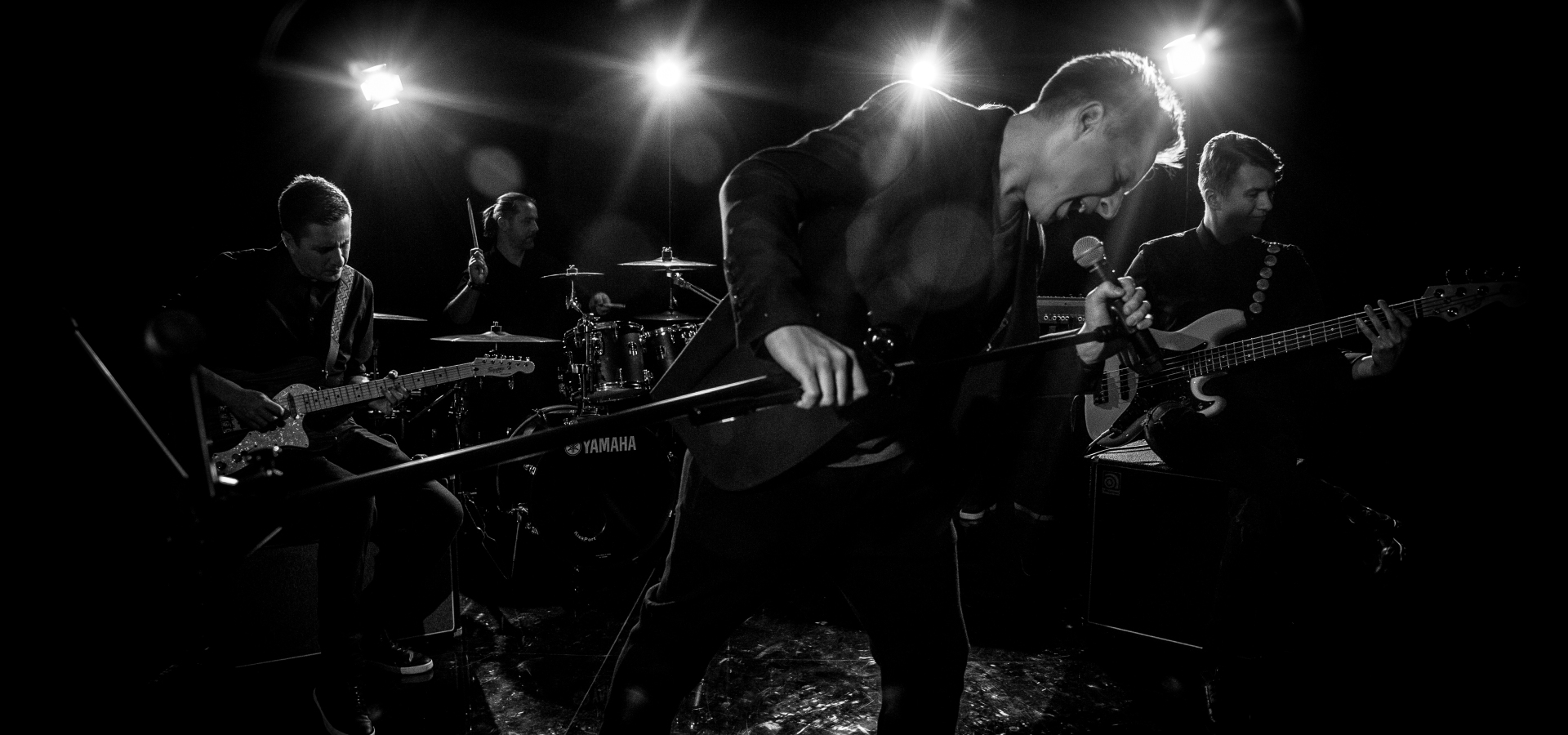 Czarno-biały koncert zespołu na scenie