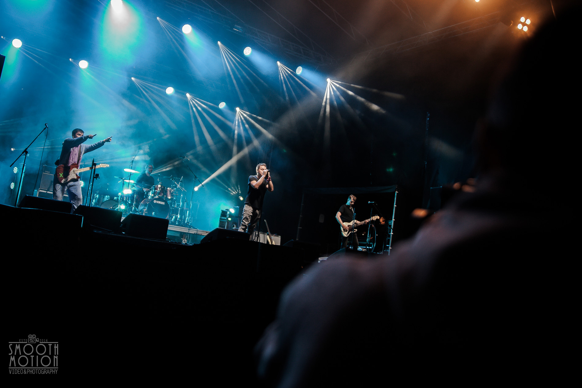 Koncert zespołu w niebiesko-zielonym świetle